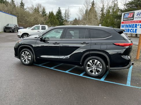Used 2022 Toyota Highlander XLE image 3