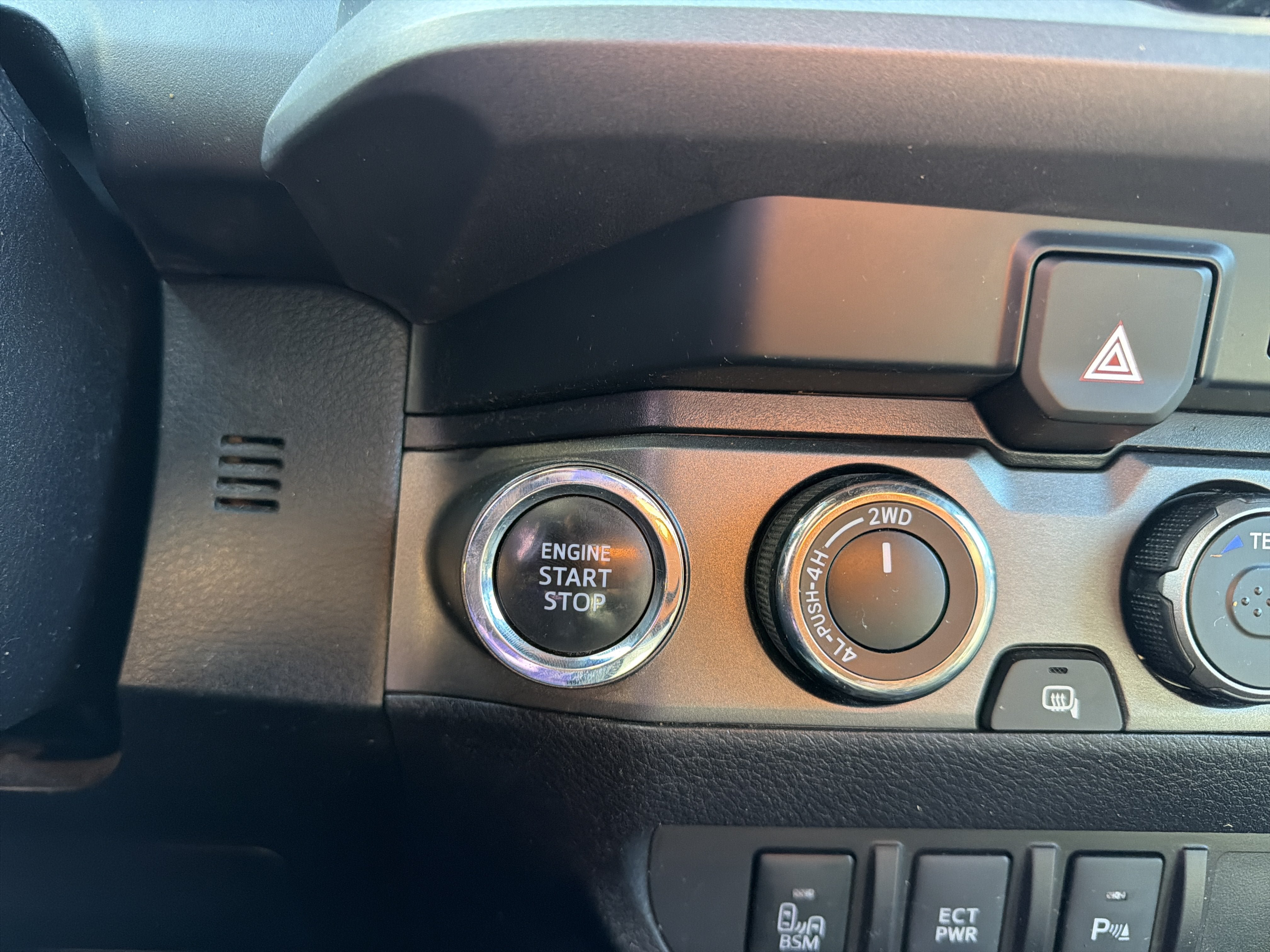 Certified 2022 Toyota Tacoma TRD Off-Road AWD/4WD image 18