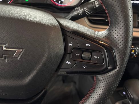 Used 2025 Chevrolet Trax RS FWD image 16