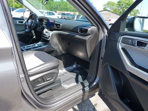 Used 2024 Ford Explorer XLT w/ Equipment Group 202A AWD/4WD image 31
