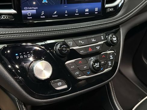 Used 2023 Chrysler Pacifica Limited w/ Uconnect Theater Family Group FWD image 29