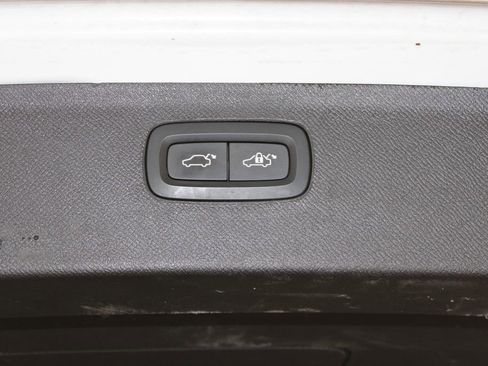 Used 2020 Volvo XC90 T6 Momentum AWD/4WD image 16
