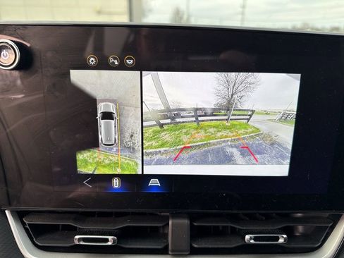 Used 2025 Chevrolet Equinox LT w/ Safety and Technology Package image 8