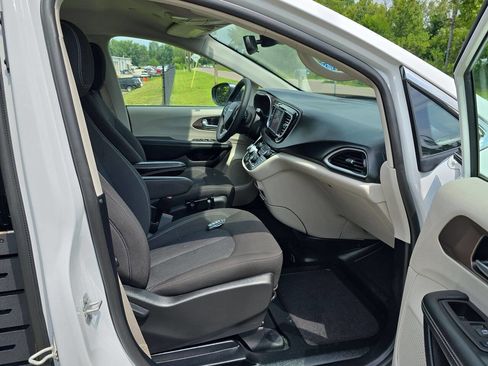 Used 2024 Chrysler Voyager LX image 26