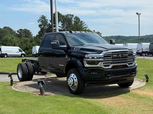 New 2026 RAM 4500 4x4 Crew Cab DRW w/ Laramie Trim Package image 9