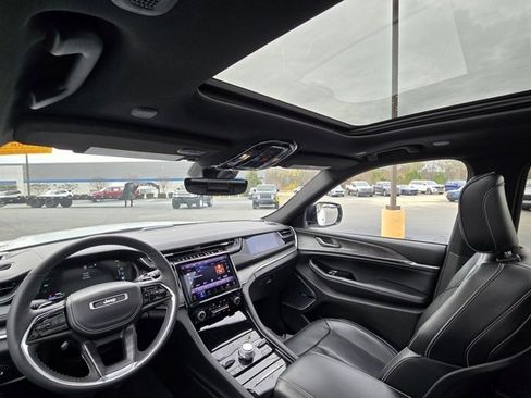 Used 2022 Jeep Grand Cherokee Overland image 21