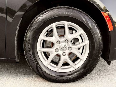 Used 2023 Chrysler Pacifica Touring-L FWD image 15