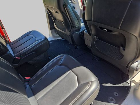 Used 2024 Chrysler Pacifica Touring-L FWD image 13