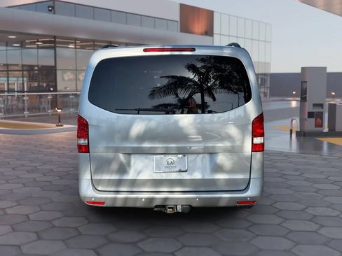 Used 2018 Mercedes-Benz Metris Passenger image 4