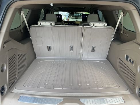 New 2026 GMC Yukon XL Denali w/ Denali Reserve Package image 9