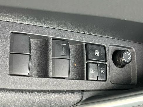 Used 2023 Toyota Corolla Cross XLE image 18