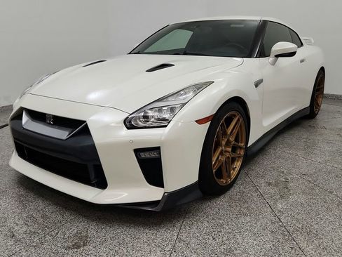 Used 2018 Nissan GT-R Premium AWD/4WD image 2
