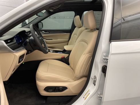 New 2025 Jeep Grand Cherokee L Limited w/ Luxury Tech Group II AWD/4WD image 19