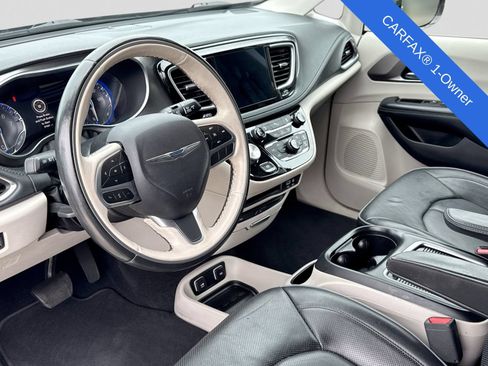 Used 2019 Chrysler Pacifica Limited FWD image 2