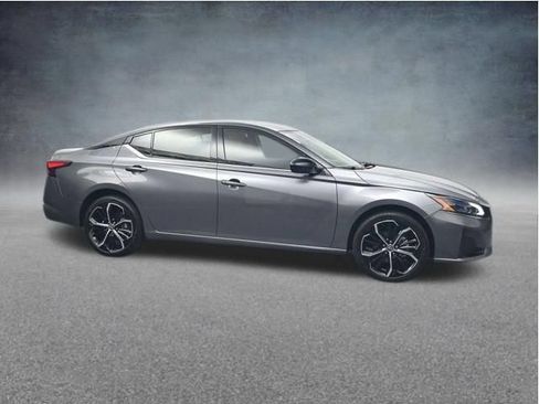 Used 2025 Nissan Altima 2.5 SV FWD image 3