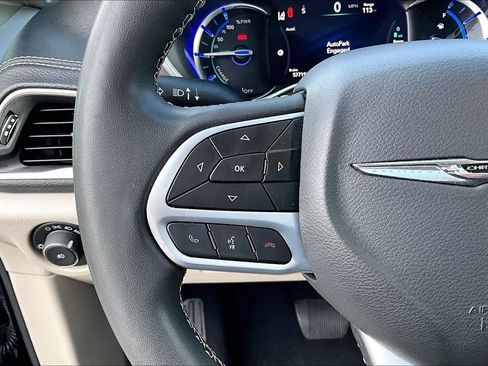 Used 2024 Chrysler Pacifica Limited FWD image 17