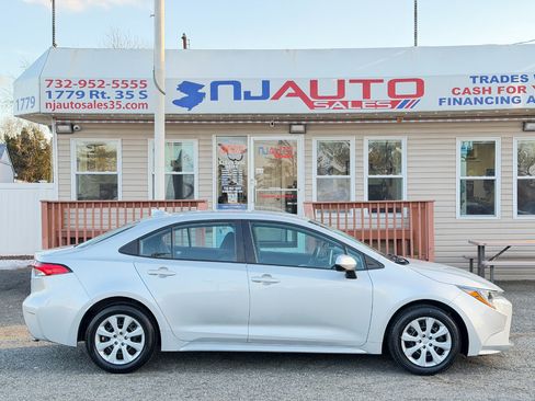 Used 2021 Toyota Corolla LE image 3