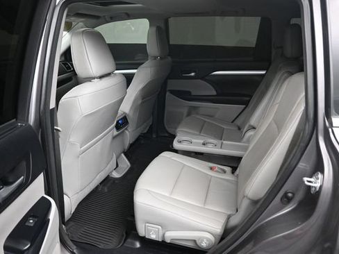 Used 2018 Toyota Highlander XLE AWD/4WD image 10