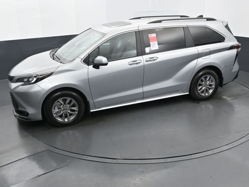 Used 2025 Toyota Sienna XLE FWD image 29