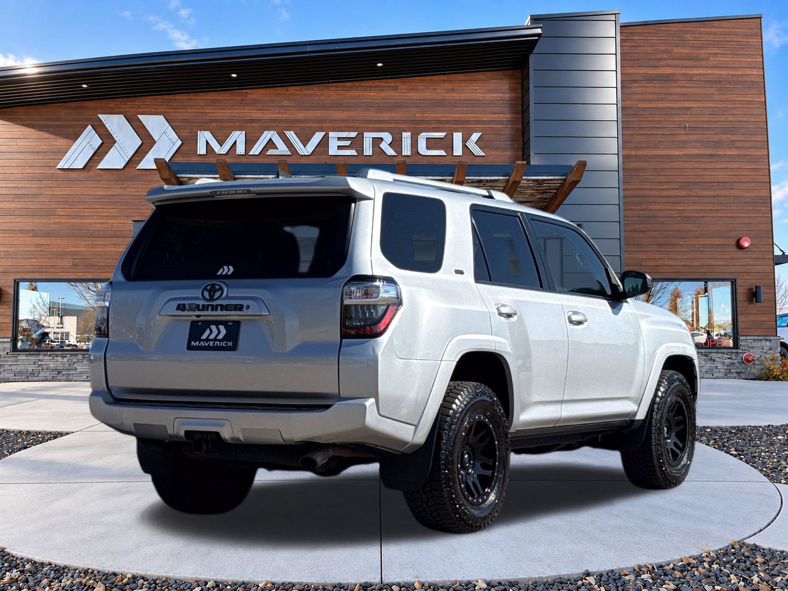 Used 2017 Toyota 4Runner SR5 AWD/4WD image 11