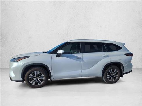 Used 2024 Toyota Highlander XLE image 5