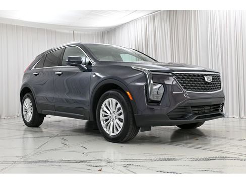 Certified 2024 Cadillac XT4 Luxury w/ Cold Weather Package image 2