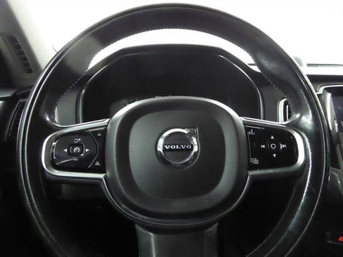 Used 2016 Volvo XC90 T6 Momentum w/ Momentum Plus Package image 9