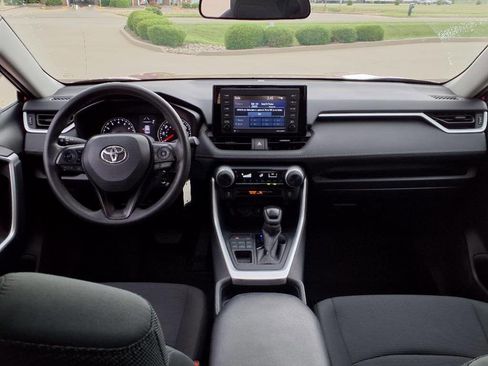 Used 2021 Toyota RAV4 LE image 9