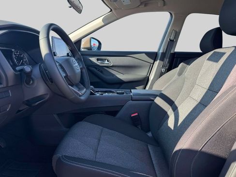 Used 2025 Nissan Rogue SV image 14