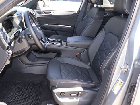 Used 2025 Volkswagen Atlas Cross Sport SE w/ Panoramic Sunroof Package image 14