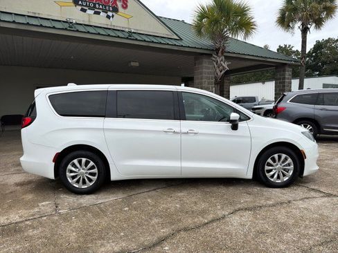Used 2017 Chrysler Pacifica Touring w/ Tire & Wheel Group FWD image 2
