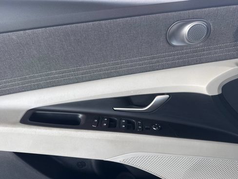 Used 2025 Hyundai Elantra Limited FWD image 17