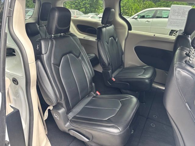 Used 2024 Chrysler Pacifica Touring-L FWD image 9