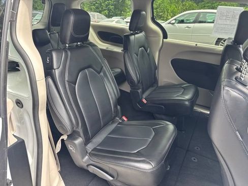 Used 2024 Chrysler Pacifica Touring-L FWD image 9