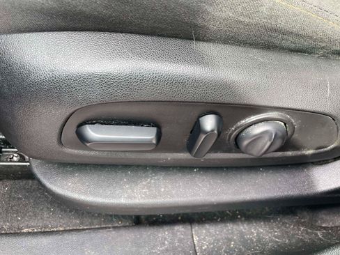 Used 2019 Chevrolet Equinox LT w/ LPO, Cargo Package FWD image 16