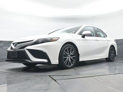 Used 2024 Toyota Camry SE image 31