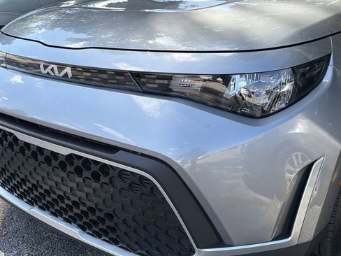Used 2025 Kia Soul LX w/ LX Technology Package FWD image 4