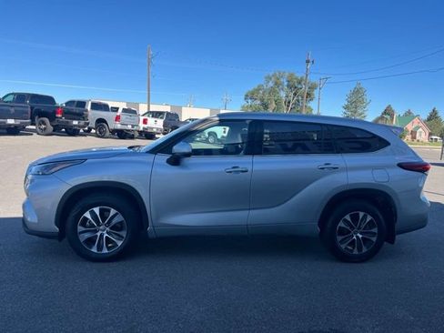 Used 2022 Toyota Highlander XLE AWD/4WD image 7