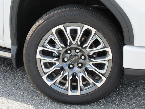 Used 2024 GMC Sierra 1500 Denali Ultimate image 9