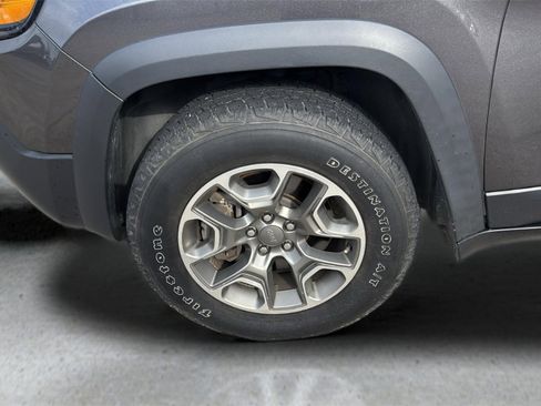 Used 2020 Jeep Cherokee Trailhawk image 15