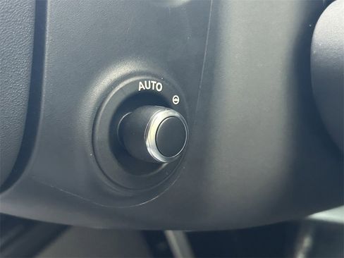 Used 2024 Land Rover Defender 130 X-Dynamic SE image 31