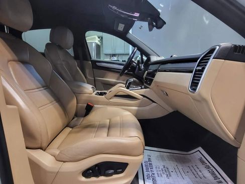 Used 2023 Porsche Cayenne Platinum Edition image 20