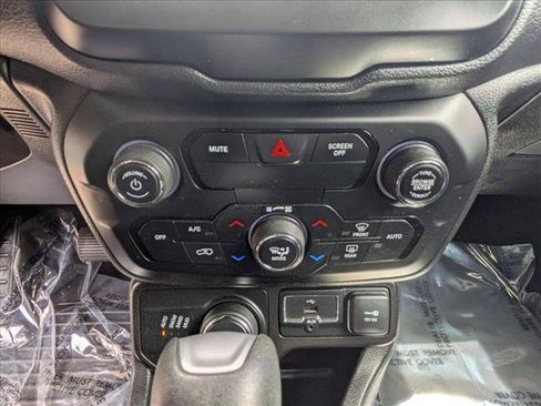 Used 2019 Jeep Renegade Latitude w/ Cold Weather Group AWD/4WD image 16