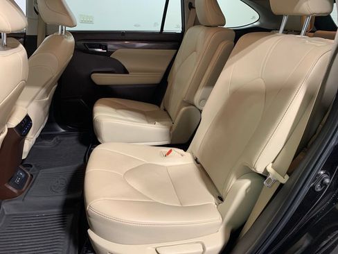 Used 2022 Toyota Highlander Limited FWD image 15