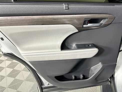 Used 2022 Toyota Highlander Platinum image 25