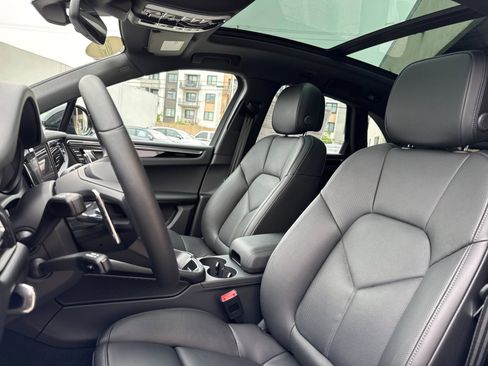 Certified 2026 Porsche Macan AWD/4WD image 5