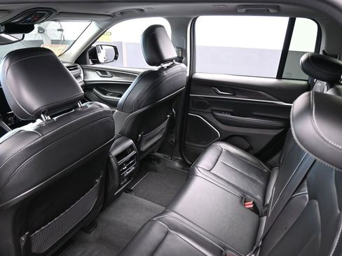 Used 2022 Jeep Grand Cherokee Limited image 36