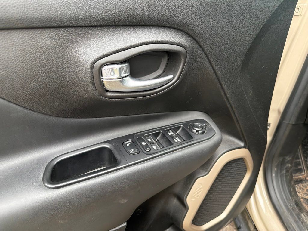 Used 2017 Jeep Renegade Trailhawk AWD/4WD image 16