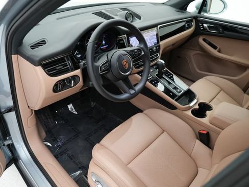 Certified 2026 Porsche Macan AWD/4WD image 4