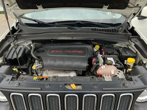 Used 2017 Jeep Renegade Latitude w/ Cold Weather Group AWD/4WD image 31